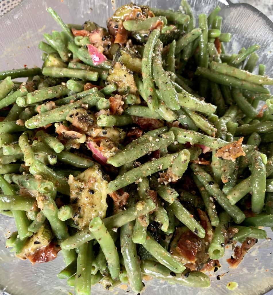 Bohnensalat mit Zucchini und getrockneten Tomaten