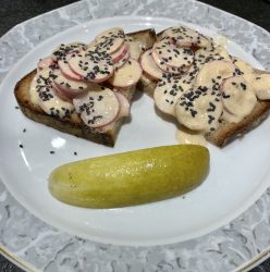 Bauernbrot mit Radieschen und Sesam-Dressing