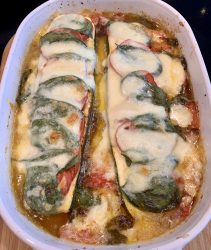 Zucchini im Tomatenbett überbacken mit Mozzarella