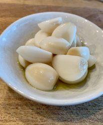 Eingelegte Knoblauchzehen