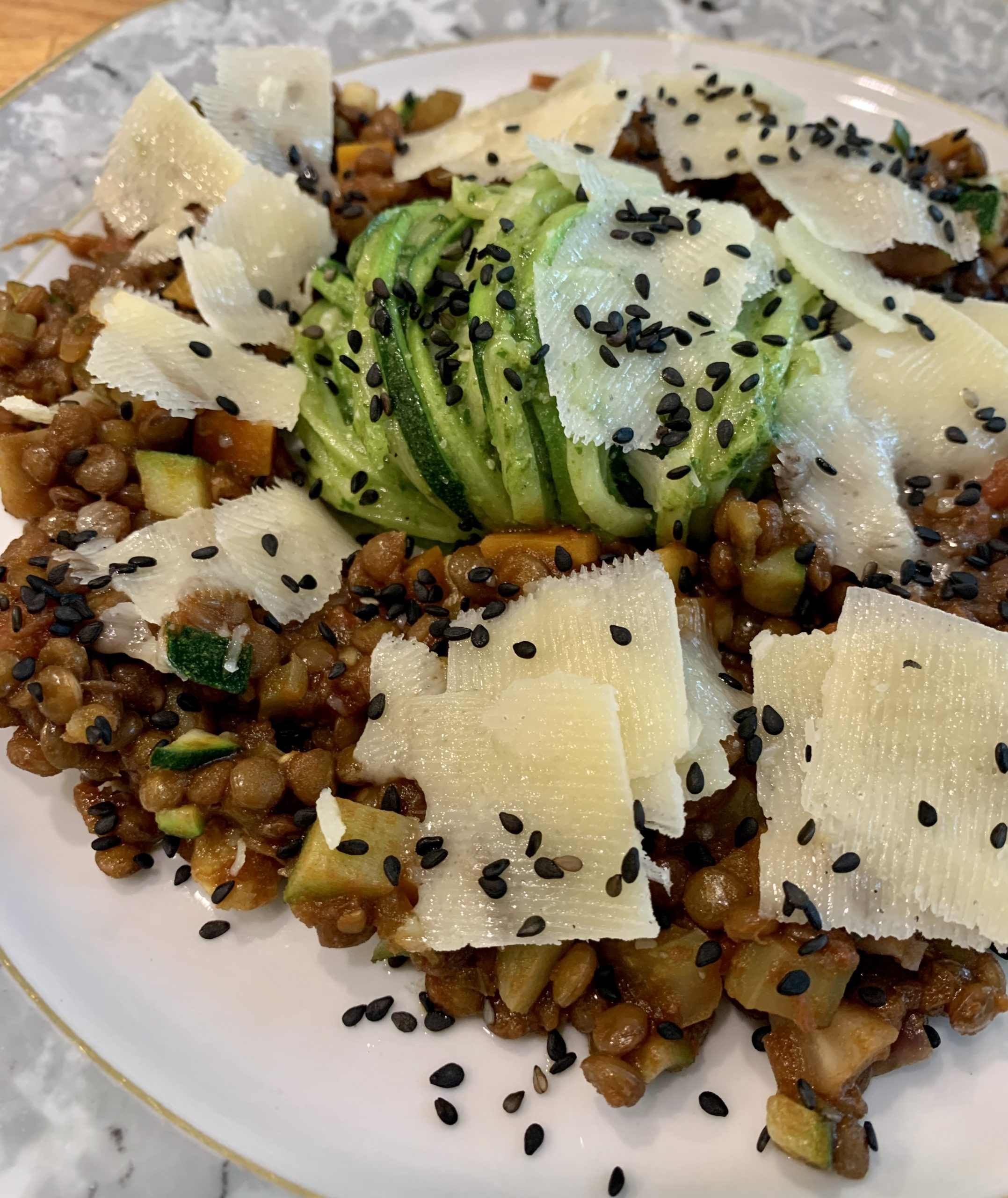 Zucchini-Spaghetti mit Linsenbolognese