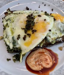 Pesto Eggs – Spiegelei mit Basilikumpesto und Avocado