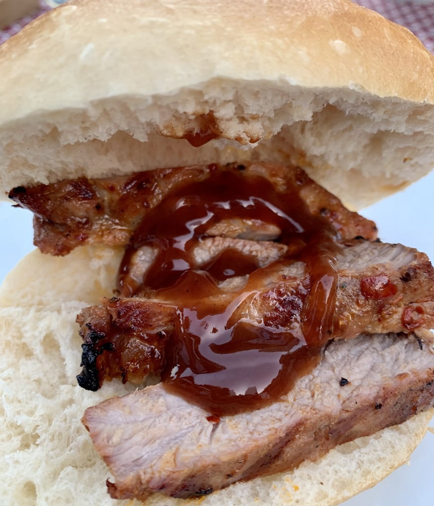 Grillfleisch im Brötchen