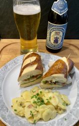 Weißwurst-Burger mit Kartoffelsalat