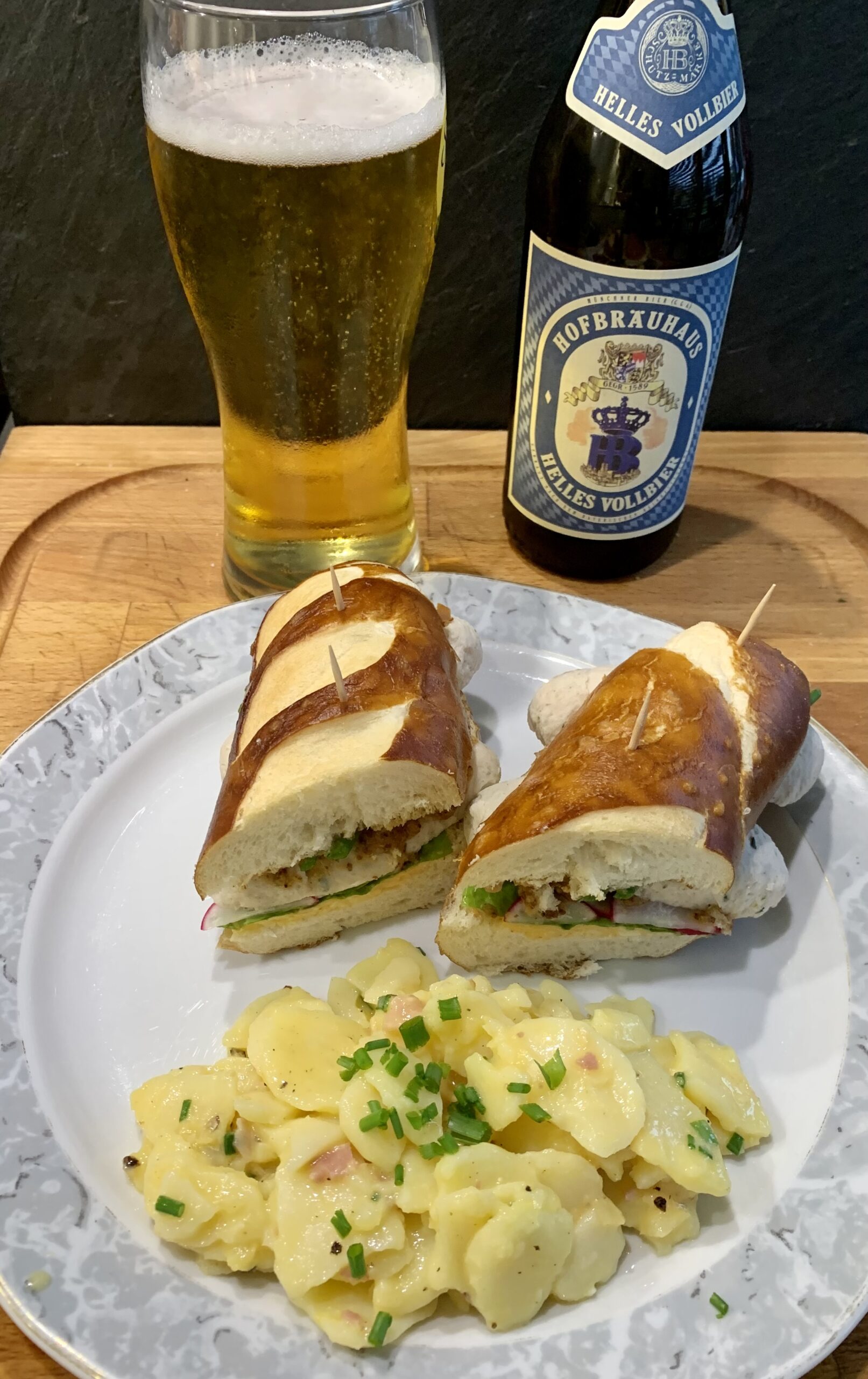 Weißwurst-Burger mit Kartoffelsalat