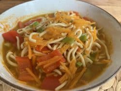 Chinesische Nudeln mit Gemüse (Paprika, Möhre und Frühlingszwiebel)
