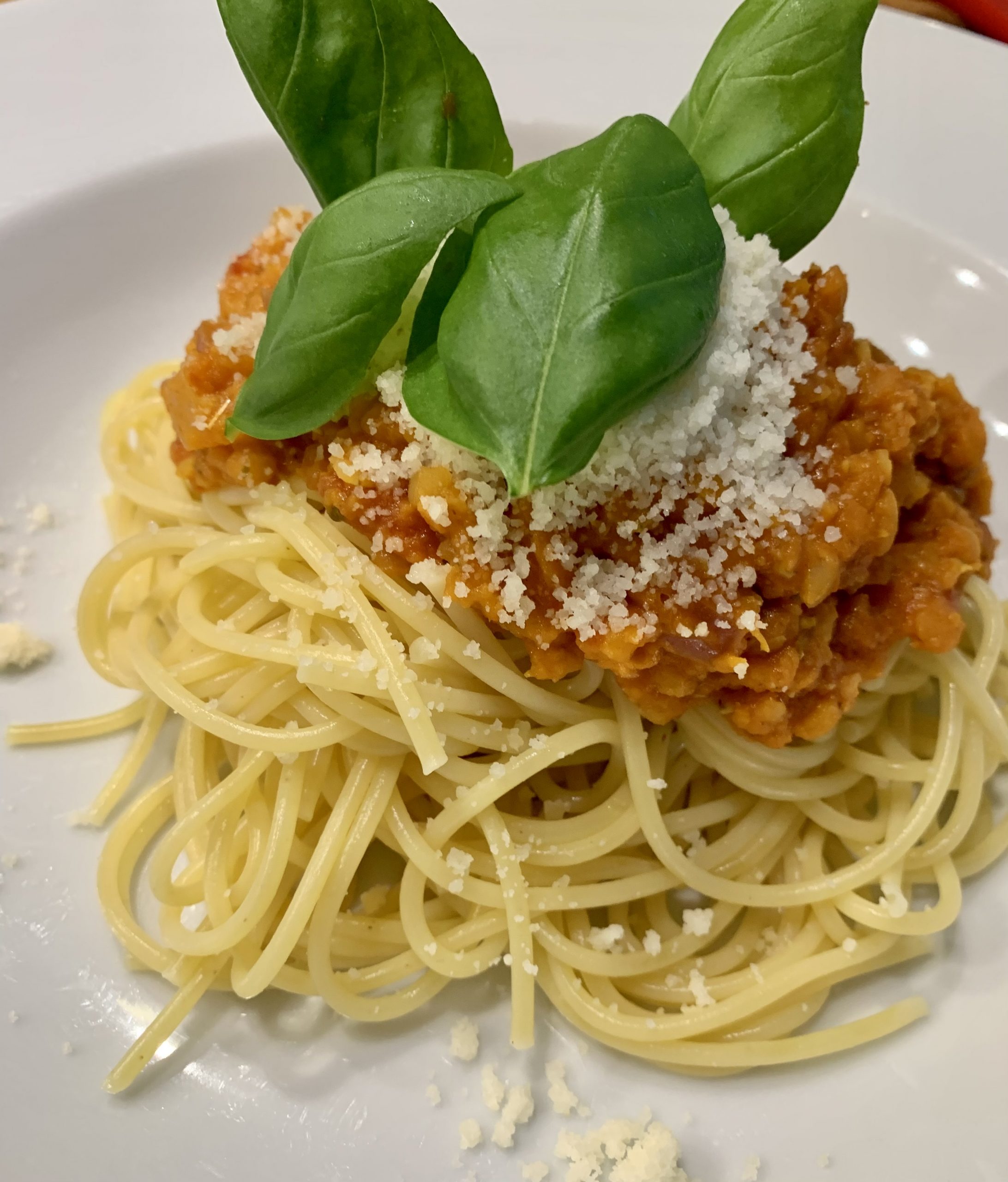 Spaghetti mit Rote-Linsen-Bolognese