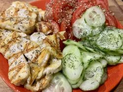 Halloumi mit Tomate und Gurken