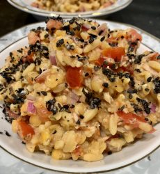 Rote Linsen-Reis-Salat mit Thunfisch und Tomaten