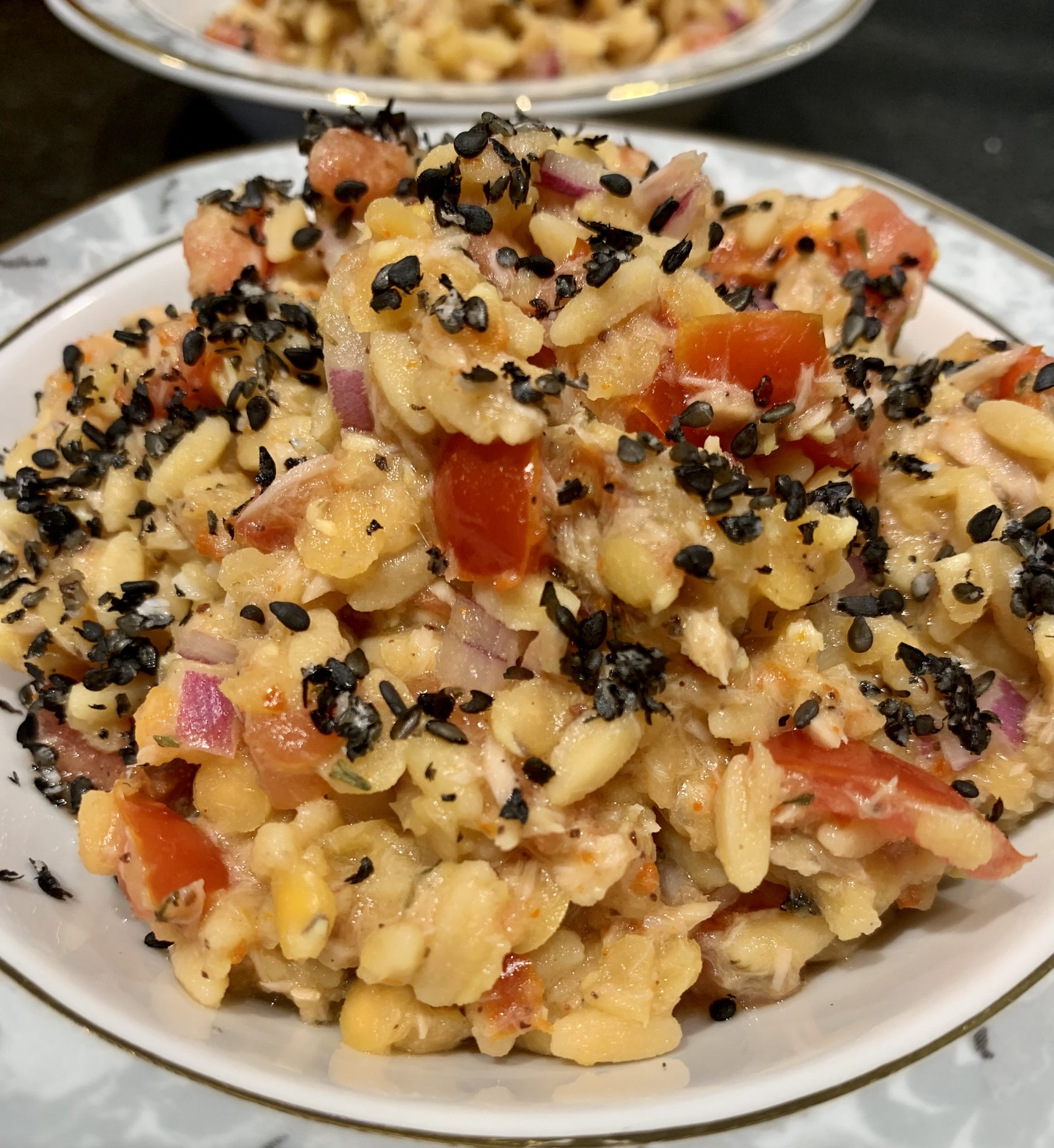Rote Linsen-Reis-Salat mit Thunfisch und Tomaten