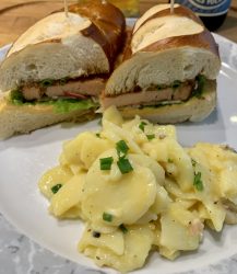 Bavarian Cheeseburger mit Kartoffelsalat
