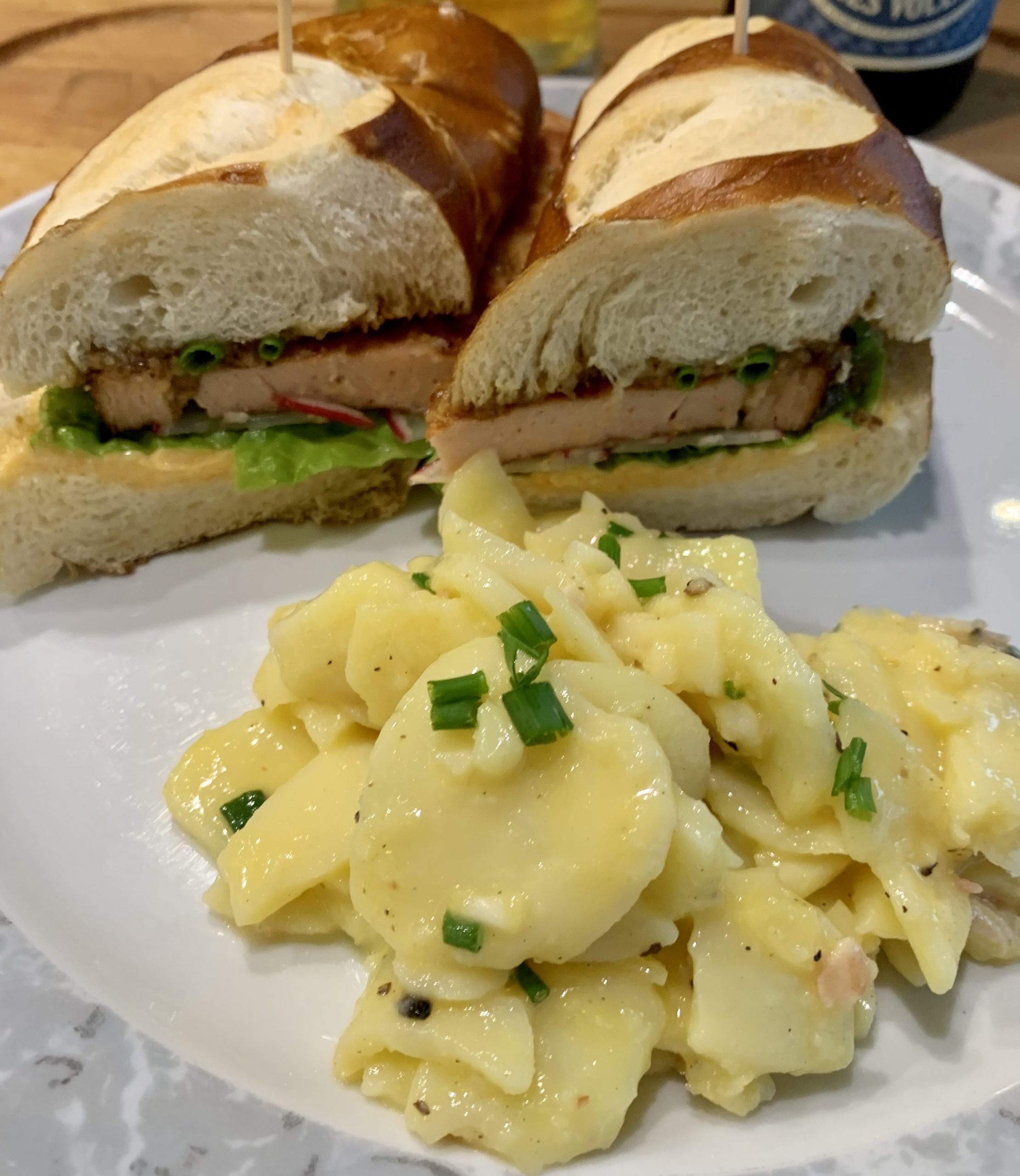 Bavarian Cheeseburger mit Kartoffelsalat