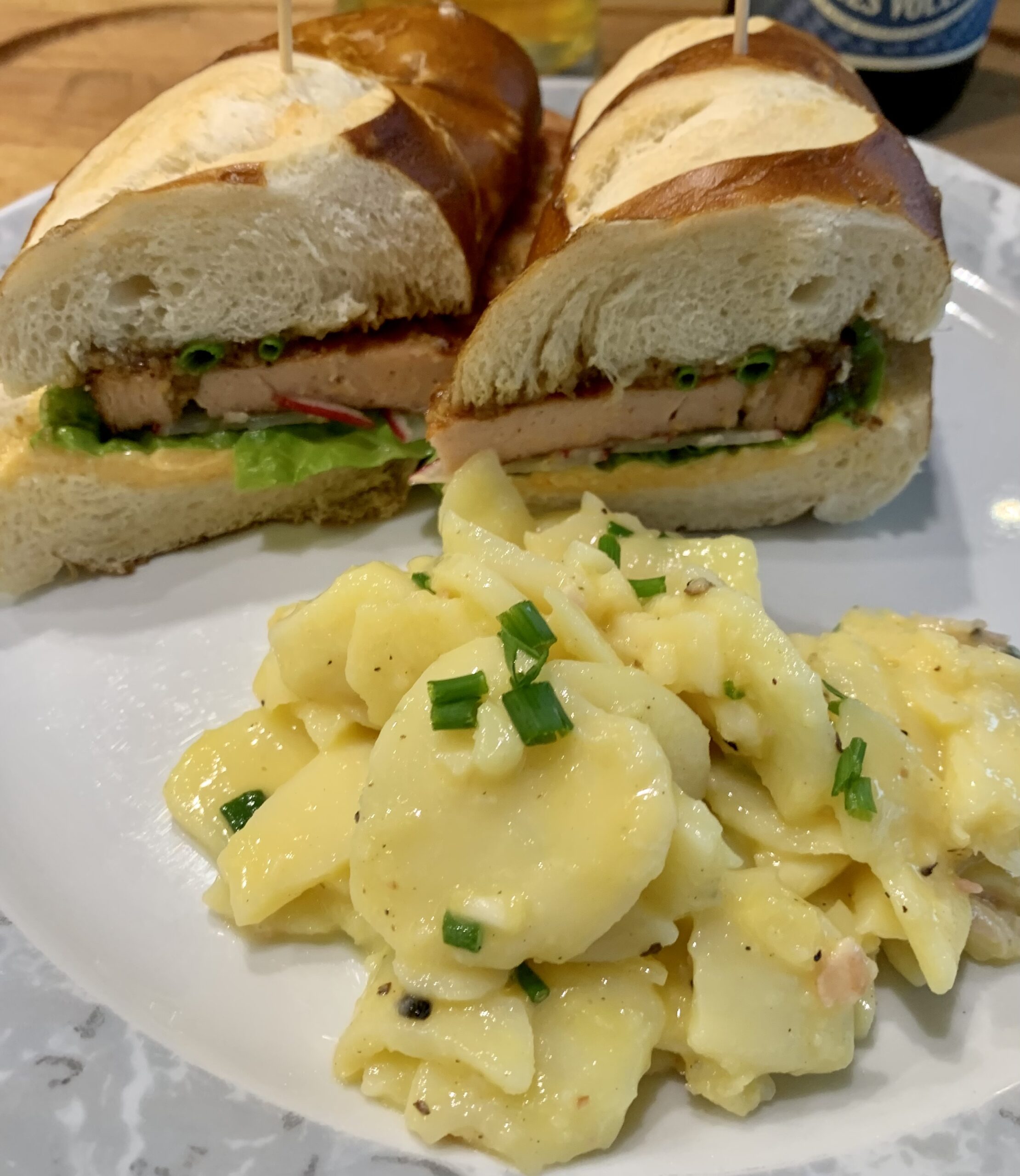 Bavarian Cheeseburger mit Kartoffelsalat