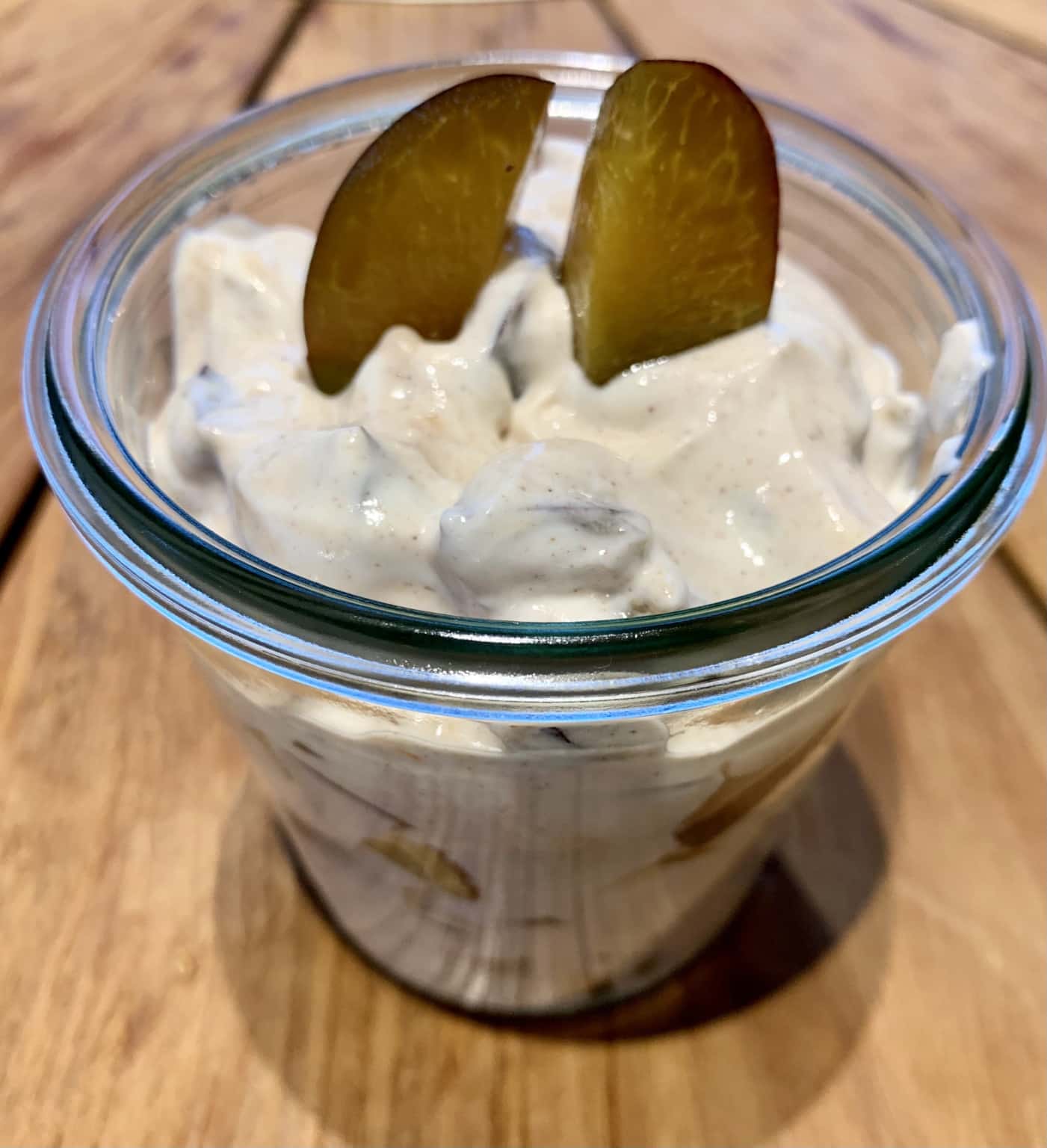 Joghurt mit Pflaumen und Zimt