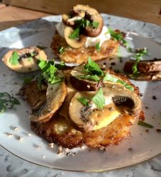 Kartoffelpuffer mit Frischkäse und gebratenen Champignons