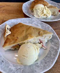 Apfel Clafouties mit Vanilleeis – Clafoutis aux pommes avec crème glacée à la vanille