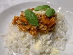 Sjögräsnudlar mit rote Linsen Bolognese