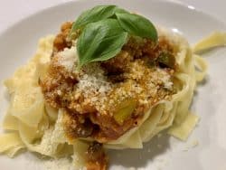 Fettuccine mit Rote-Linsen-Bolognese