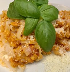 Shirataki Nudeln mit Rote-Linsen-Bolognese