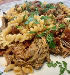 Pulled-Pork-Pasta mit getrockneten Tomaten