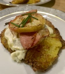 Reibekuchen mit gebackenem Ziegenkäse, Bacon und Bratapfelscheibe