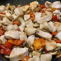Hühnerbrust mit Paprika und Champignons