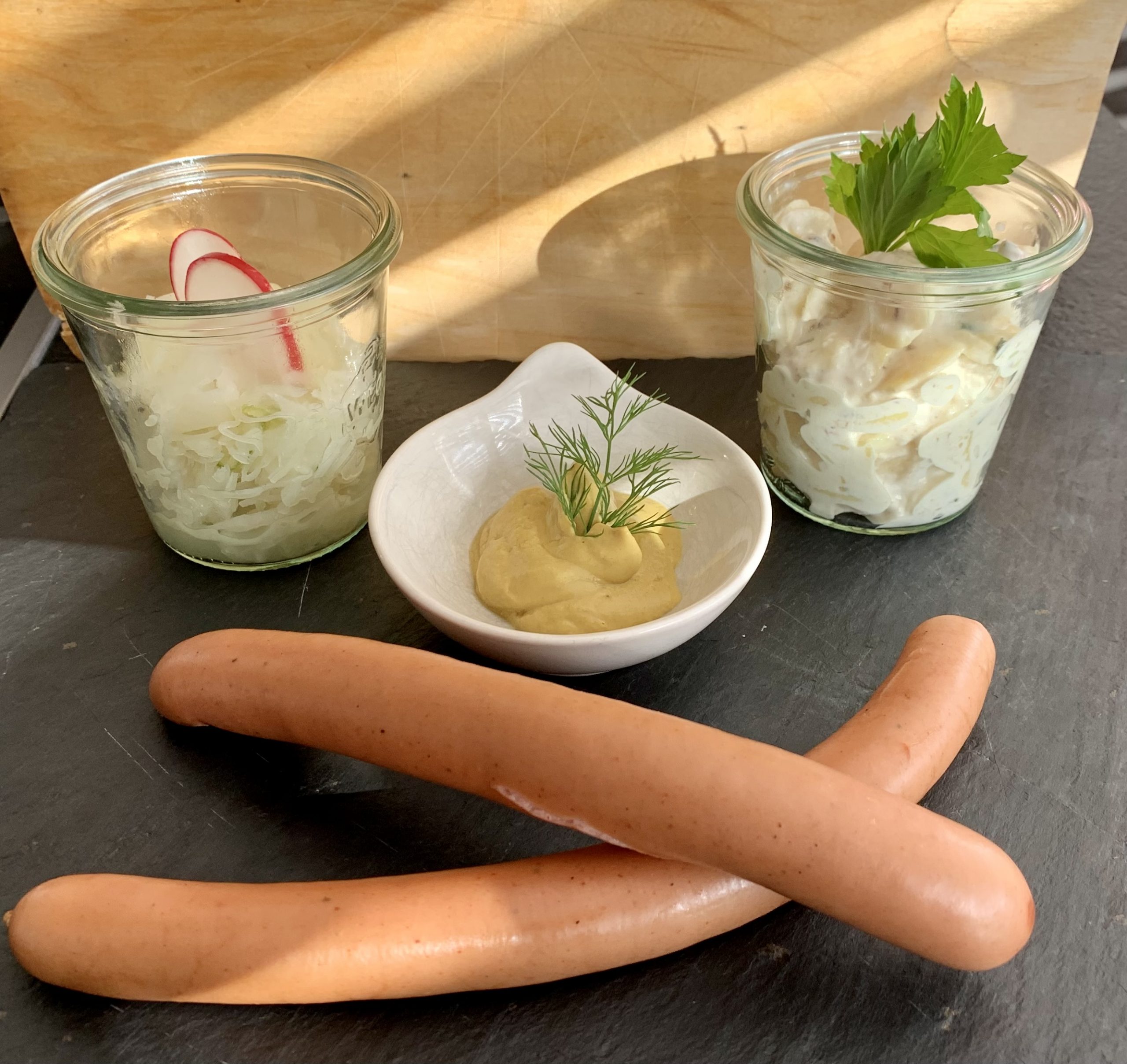 Wienerwürstchen mit Kartoffel- und Krautsalat als Tapas Wienerwürstchen mit Kartoffel- und Krautsalat als Tapas