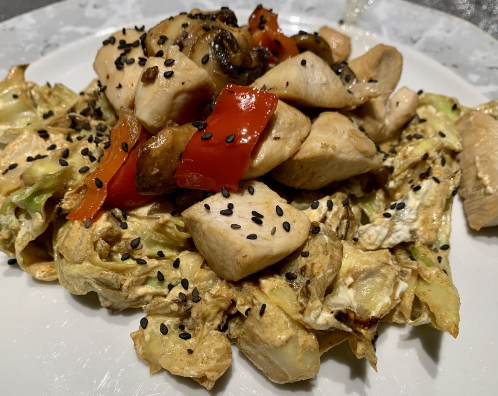 Gebratene Hühnchenbrust mit Chinakohl und Paprika Gebratene Hühnchenbrust mit Chinakohl und Paprika