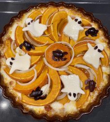 Halloween Kürbisauflauf mit Käse-Gespenstern und Grusel-Käfern