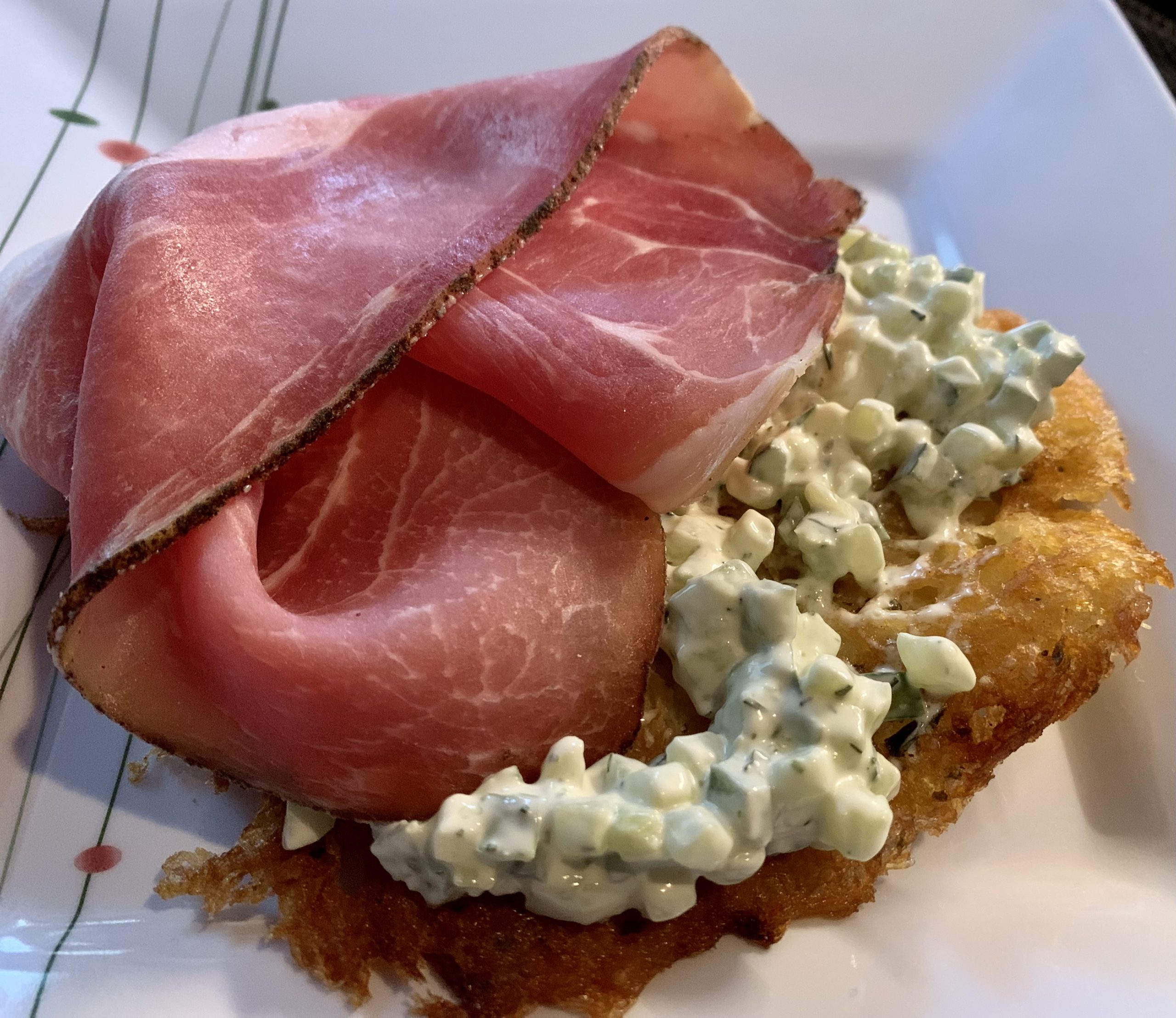 Kartoffelpuffer mit Gurkentatar und Schinken