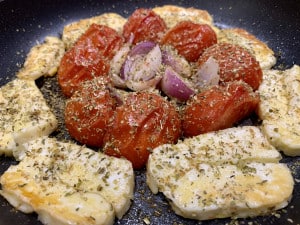 gebratener Halloumi mit Tomaten und Zwiebeln