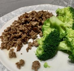 Brokkoli mit gebratenem Hackfleisch