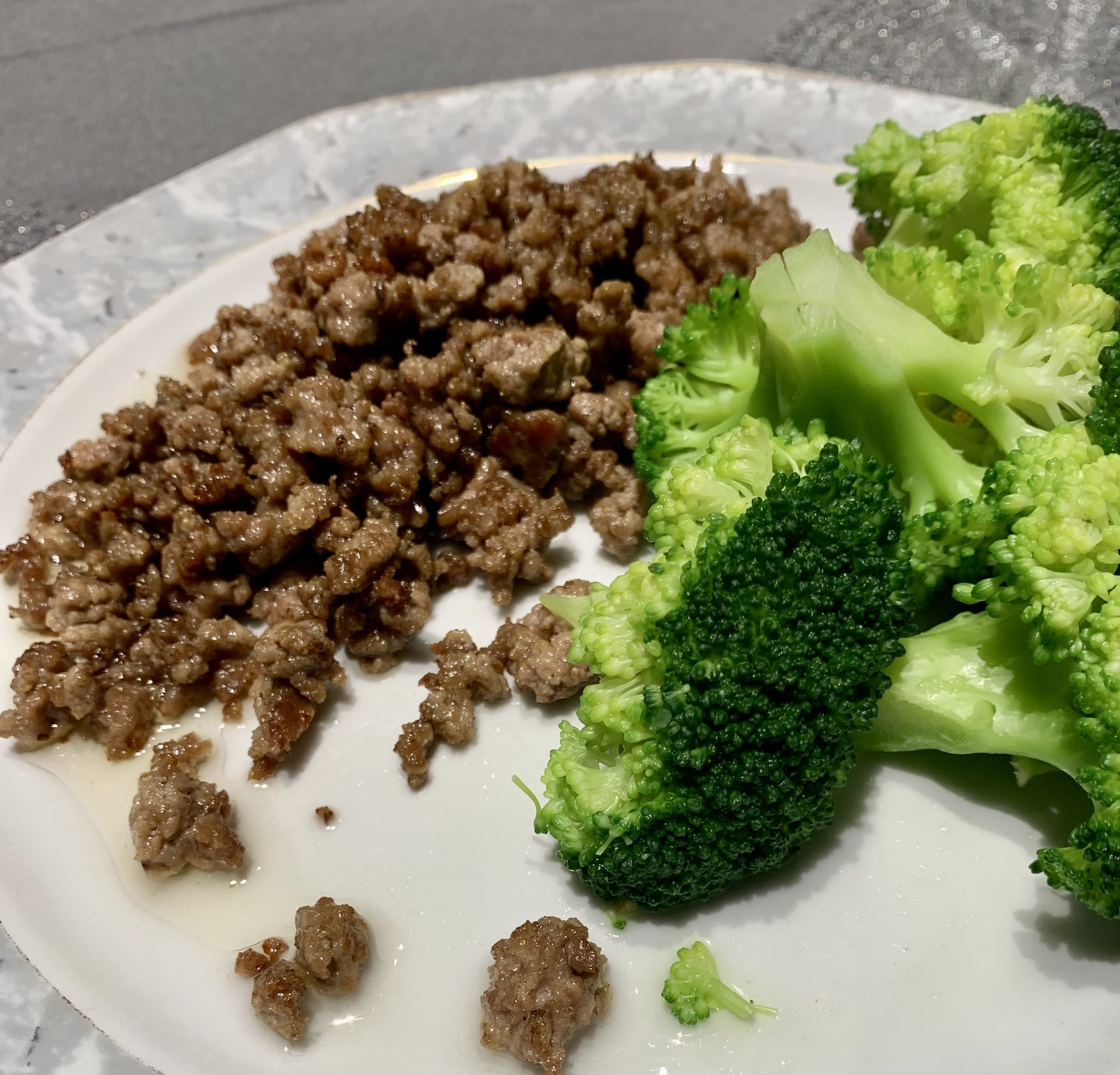 Brokkoli mit gebratenem Hackfleisch