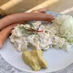Wienerwürstchen mit Kartoffelsalat und Krautsalat