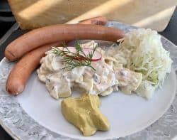 Wienerwürstchen mit Kartoffelsalat und Krautsalat