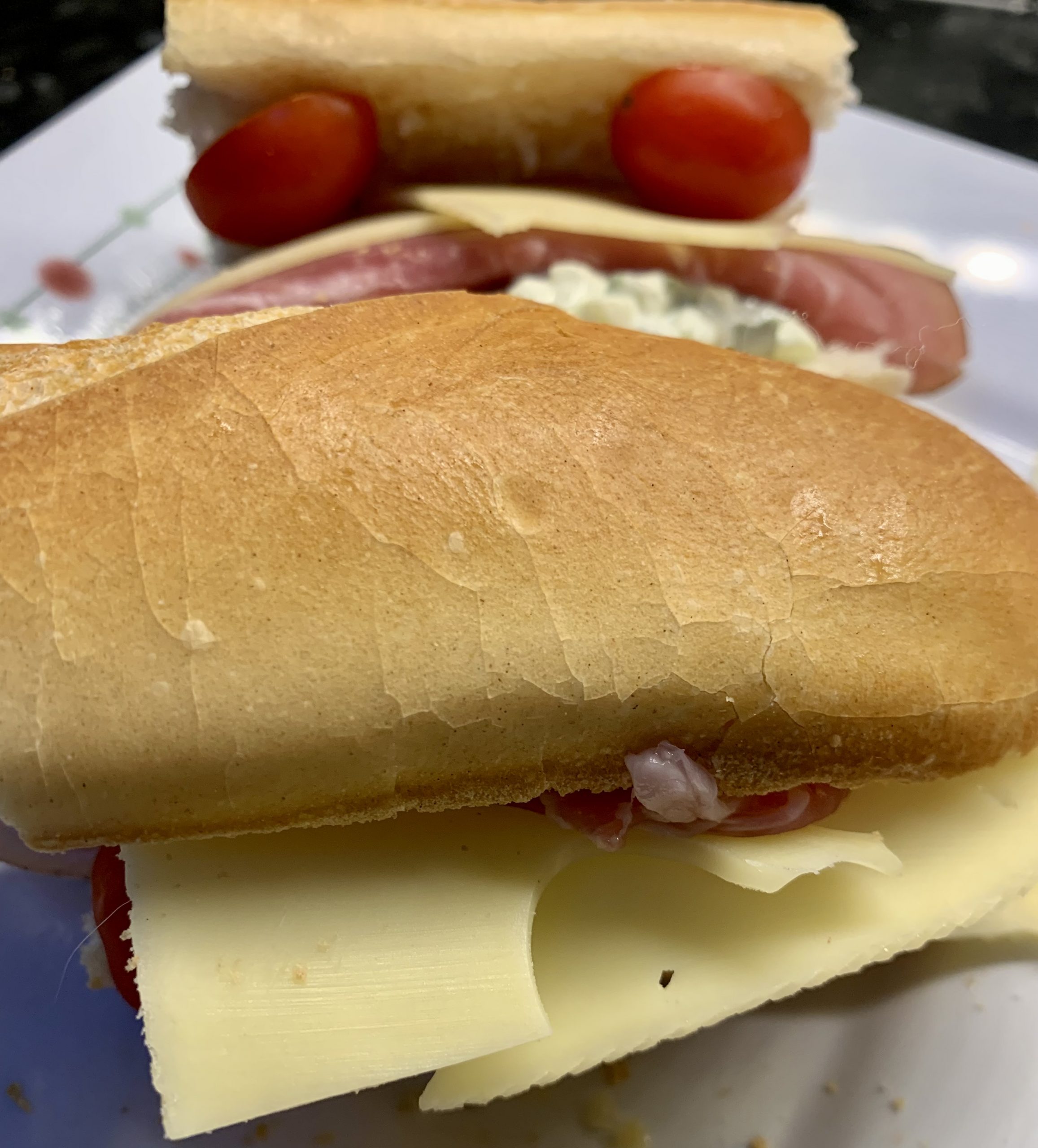 Käse-Schinken Baguette mit rohem Schinken