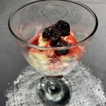 Vanilleeis mit Brombeerlikör und getrockneten Kirschen