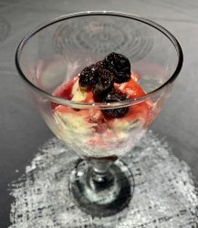 Vanilleeis mit Brombeerlikör und getrockneten Kirschen