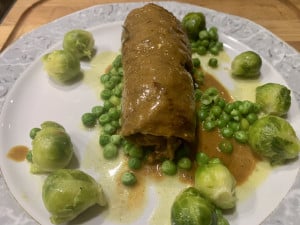 Rouladen mit Rosenkohl und Erbsen
