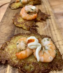 Reibekuchen mit gebratenen Scampi