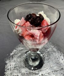 Quark mit Brombeerlikör und getrockneten Kirschen