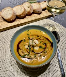 Apfel-Kürbis-Kokos-Suppe mit gebratenen Scampi