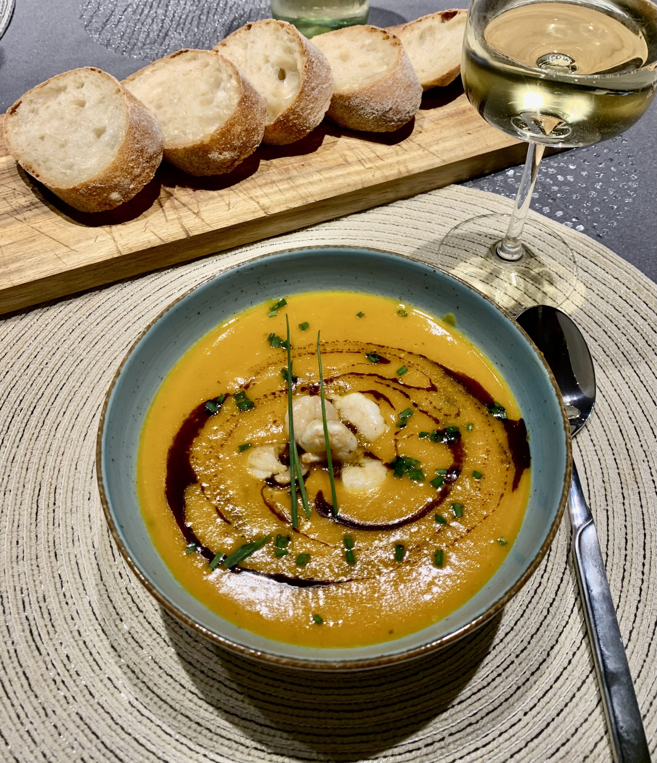Apfel-Kürbis-Kokos-Suppe mit gebratenen Scampi