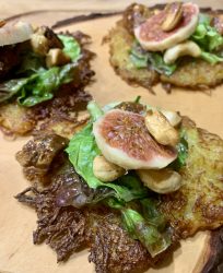 Reibekuchen mit Romanasalat und gerösteten Cashews und Feigen