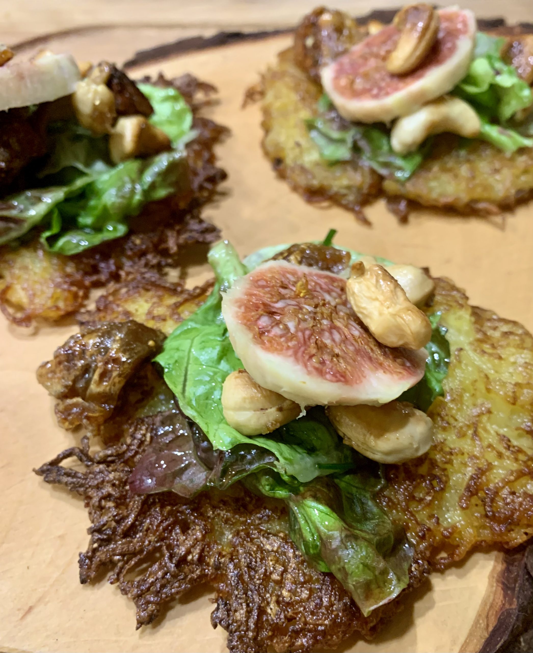 Reibekuchen mit Romanasalat und gerösteten Cashews und Feigen