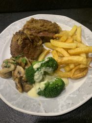 Zwiebelsteak mit Brokkoli in Parmesansauce und Pommes Frites