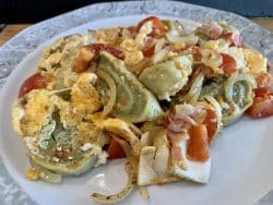 Geschmälzte Maultaschen mit Tomate und Zwiebel