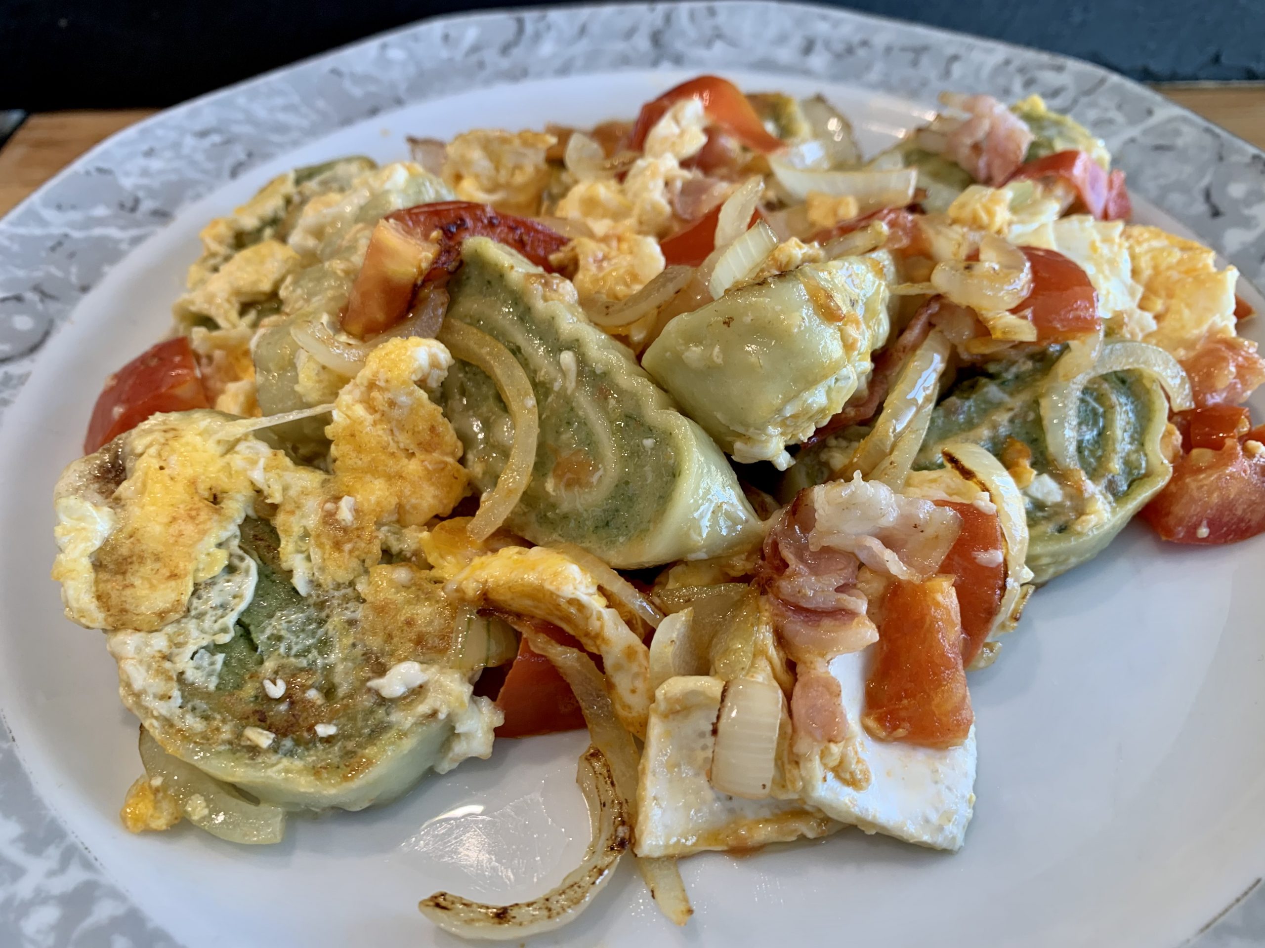 Geschmälzte Maultaschen mit Tomate und Zwiebel