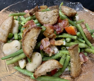 Grüne-Bohnen-Matjes Salat mit geröstetem Brotscheiben