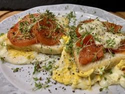 Tomaten-Käse Toast mit Ei